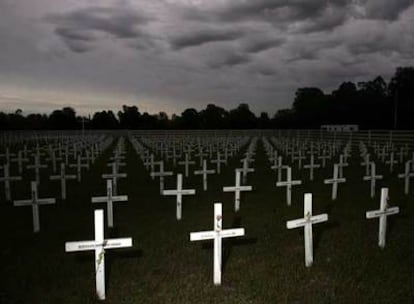 Un campo de cruces en Buenos Aires, réplica del cementerio Darwin ubicado en las Malvinas, recuerda a los soldados argentinos fallecidos en la guerra.