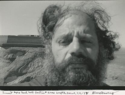 Allen Ginsberg assinou uma foto que fez de si próprio na Austrália em 1972, usando a câmera ao contrário e apontando a lente para sua cara: ou seja, uma das primeiras selfies da História.