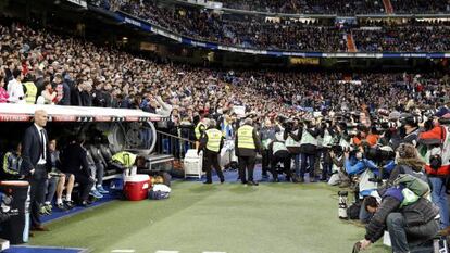 Cámaras y fotógrafos se arremolinan junto al banquillo de Zidane el sábado.