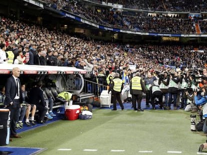 Cámaras y fotógrafos se arremolinan junto al banquillo de Zidane el sábado.