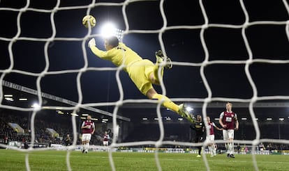 Esto es lo más cerca que está el balón del césped en los partidos disputados en Turf Moor