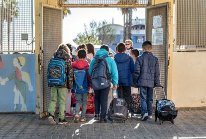 Alumnos a la entrada de un colegio en la Comunidad Valenciana.