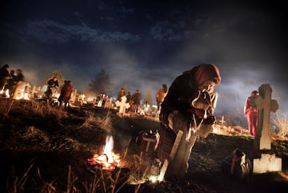 "Esta imagen, tomada en marzo de 2010, muestra varios gitanos rumanos visitando un cementerio de Herasti, al sur del país, durante un Domingo de Ramos. Los cristianos ortodoxos acuden a media noche, prenden candelas alrededor de las tumbas y comparten comida para recordar a sus parientes fallecidos. La oscuridad del momento casi no me permitió enfocar. Tomé la fotografía unos meses después de empezar mi trabajo como reportero social, cuando todavía estaba aprendiendo a usar la cámara en diferentes situaciones".