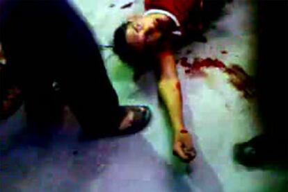 Imagen de un vídeo colgado en YouTube que muestra a un manifestante herido de bala durante una marcha de protesta en la ciudad de Deir Zoor, el 28 de mayo de 2011.