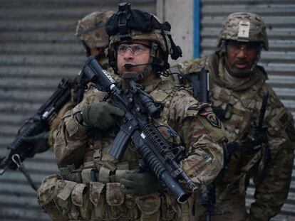 Soldados estadounidenses despu&eacute;s de un atentado suicida, el mi&eacute;rcoles en Kabul.
