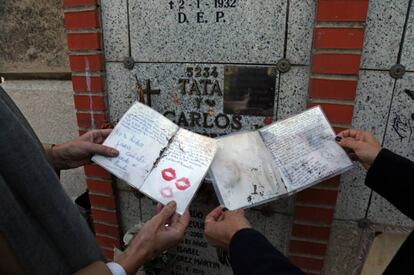 Cartas plastificadas para los familiares, con textos como "No te olvidaré cuñado".