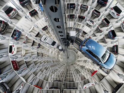 Visión cenital de varios coches Volkswagen (VW) aparcados en una torre de la planta de VW en Wolfsburgo, Alemania