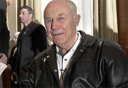Chuck Yeager firmaba autógrafos al cumplir sus 80 años en la localidad de Plano, en Tejas. En 1947 este veterano de la aviación consiguió romper la llamada barrera del sonido con su avión.
