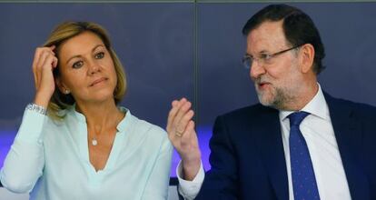 El presidente del Gobierno, Mariano Rajoy, junto a la secretaria general del PP, María Dolores de Cospedal, este lunes.