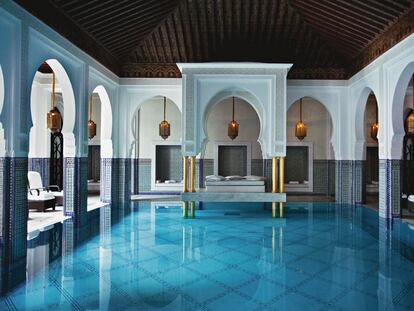 'Spa' azul intenso. Entre arcos de herradura, en un ambiente de pura Alhambra, el agua del <i>spa </i>de La Mamounia deslumbra por sus tonos intensos. El <i>hammam </i>arranca la piel muerta y los masajes convierten el descanso en una experiencia extrasensorial.