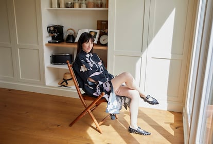Natalia Ferviú posa en su cocina, el escenario del videopodcast 'Que si quiero o que si tengo' con vestido y zapatos de BIMBA Y LOLA. Maquillaje y peluquería: Ana Pajares para GHD y Charlotte Tilbury.