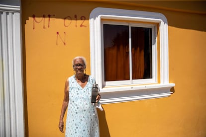 "Si van a sacarnos que sea por algo que valga la pena. Si no, que nos dejen tranquilos", comenta Dominga Castillo, quien vive allí con su mamá y sus hijos adolescentes de 17 y 14. "Yo llegué aquí siendo bebé, gateando. Comenzar de nuevo es muy difícil". En la imagen, Nemencia, madre de Castillo, posa frente a la marca "MF 012 N" pintada en su vivienda en Pepillo Salcedo. 