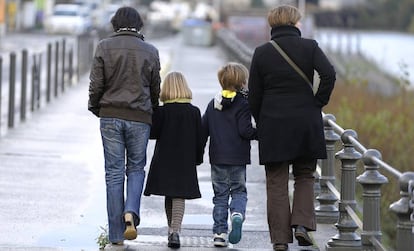 Una pareja homosexual con sus hijos en Francia.