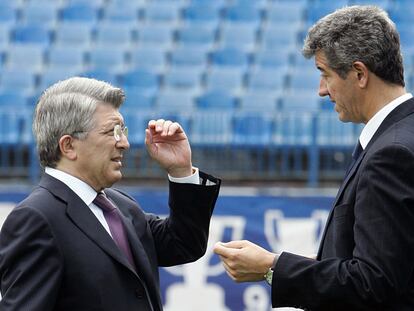 Enrique Cerezo y Miguel Ángel Gil Marín charlan en el estadio Calderón.