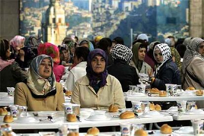 Varias mujeres turcas aguardan en un restaurante de Estambul el final del ayuno en el mes sagrado del Ramadán.