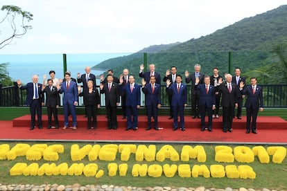 A chefa executiva de Hong Kong, Carrie Lam, a ex-presidenta chilena Michelle Bachelet e a primeira-ministra da Nova Zelândia, Jacinta Ardern, foram as únicas mulheres que participaram da reunião de cúpula anual de chefes de Estado e Governo do Foro de Cooperação Econômica Ásia-Pacífico (APEC) realizada em novembro no Vietnã. A próxima edição deste importante encontro regional será em novembro na Papua-Nova Guiné e o número de mulheres será ainda menor. O conservador Sebastián Piñera sucedeu a Bachelet na presidência do Chile e nenhum dos países que participam do foro e realizaram eleições neste ano escolheu uma mulher. Salvo alguma surpresa, só Lam e Ardern estarão na próxima foto coletiva da APEC.