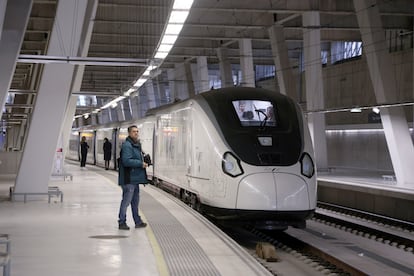 Tren S106 de Talgo, conocido como Avril, en el primer AVE Vigo-Madrid, el 21 de mayo.