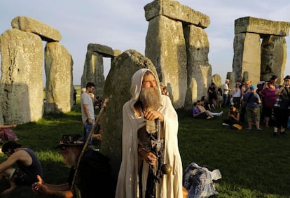 Un druida en Stonehenge durante el solsticio de verano.