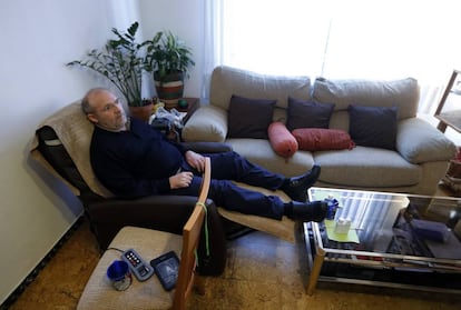 Jose Antonio Arrabal, enfermo de Esclerosis Lateral, en su casa, antes de tomar una dosis letal de Pentobarbital.
