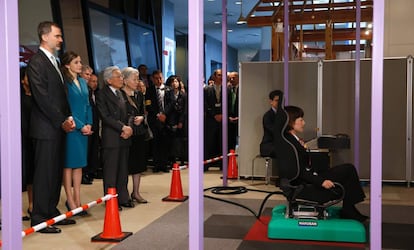 El rey Felipe VI y la reina Letizia, acompañados por el emperador japonés Akihito y la emperatriz Michiko, visitan un centro de prevención de desastres sísmicos en Shizuoka (Japón).