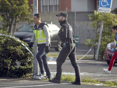 Unos policías inspeccionan el lugar de los hechos en el que un hombre murió tiroteado en La Laguna (Tenerife) este martes.