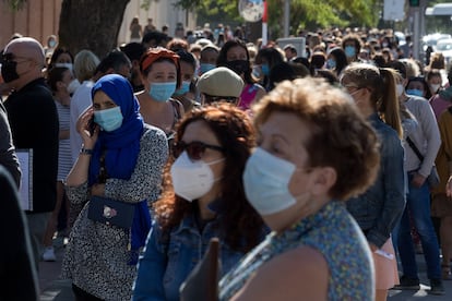 Teaching staff wait in line for coronavirus tests on Wednesday in central Madrid.