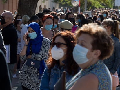 Teaching staff wait in line for coronavirus tests on Wednesday in central Madrid.