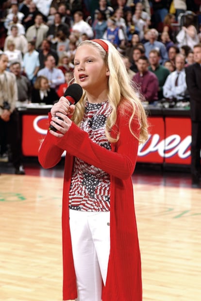 Taylor Swift a los 12 años, cantando en un partido de la NBA