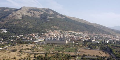 Vista a&eacute;rea de San Lorenzo de El Escorial con el monte Abantos al fondo.