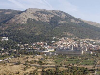 Vista a&eacute;rea de San Lorenzo de El Escorial con el monte Abantos al fondo.