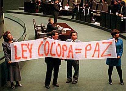 Parlamentarios del PRD despliegan una pancarta durante la sesión del Congreso mexicano.