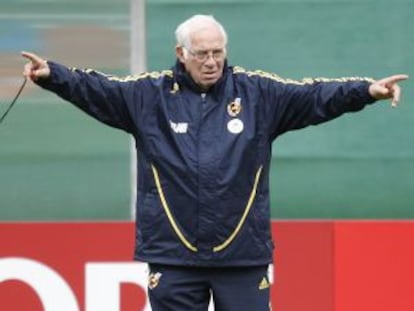 Aragonés dirige un entrenamiento de España en 2008.