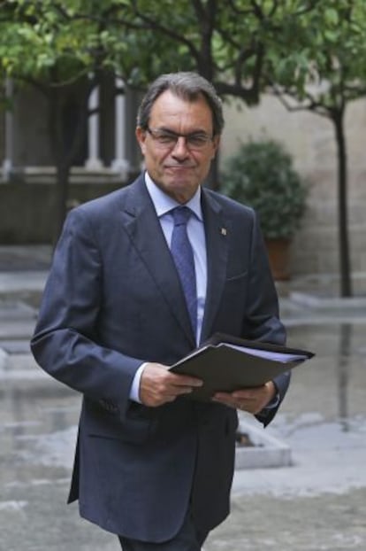 Artur Mas se dirige ayer a la reunión del Gobierno catalán.