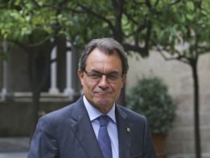 Artur Mas se dirige ayer a la reunión del Gobierno catalán.