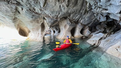 Paco Nadal haciendo kayak por las Capillas de Mármol, en el lLago General Carrera​, en la región de Aysén (Patagonia Chilena).