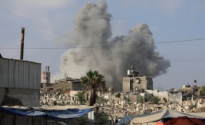 Una columna de humo sobre Ciudad de Gaza tras un ataque israelí este viernes.