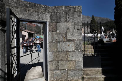 Vecinos de Cuevas del Valle se disponen a entrar en el cementerio de la localidad para enterrar dignamente a tres fusilados del pueblo en 1936. 