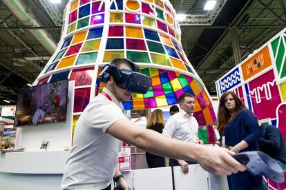 En el estand de la ciudad de Moscú se puede vivir una experiencia de realidad virtual que transporta al estudio de maestros de la pintura rusa del siglo XX para colorear sus cuadros más representativos.