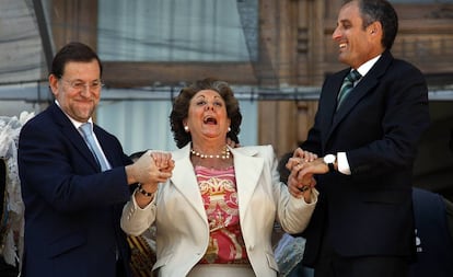 Rita Barberá, con Mariano Rajoy y Francisco Camps, en el balcón del Ayuntamiento de Valencia durante las Fallas de 2009.