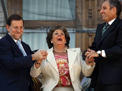 Rita Barberá, con Mariano Rajoy y Francisco Camps, en el balcón del Ayuntamiento de Valencia durante las Fallas de 2009.