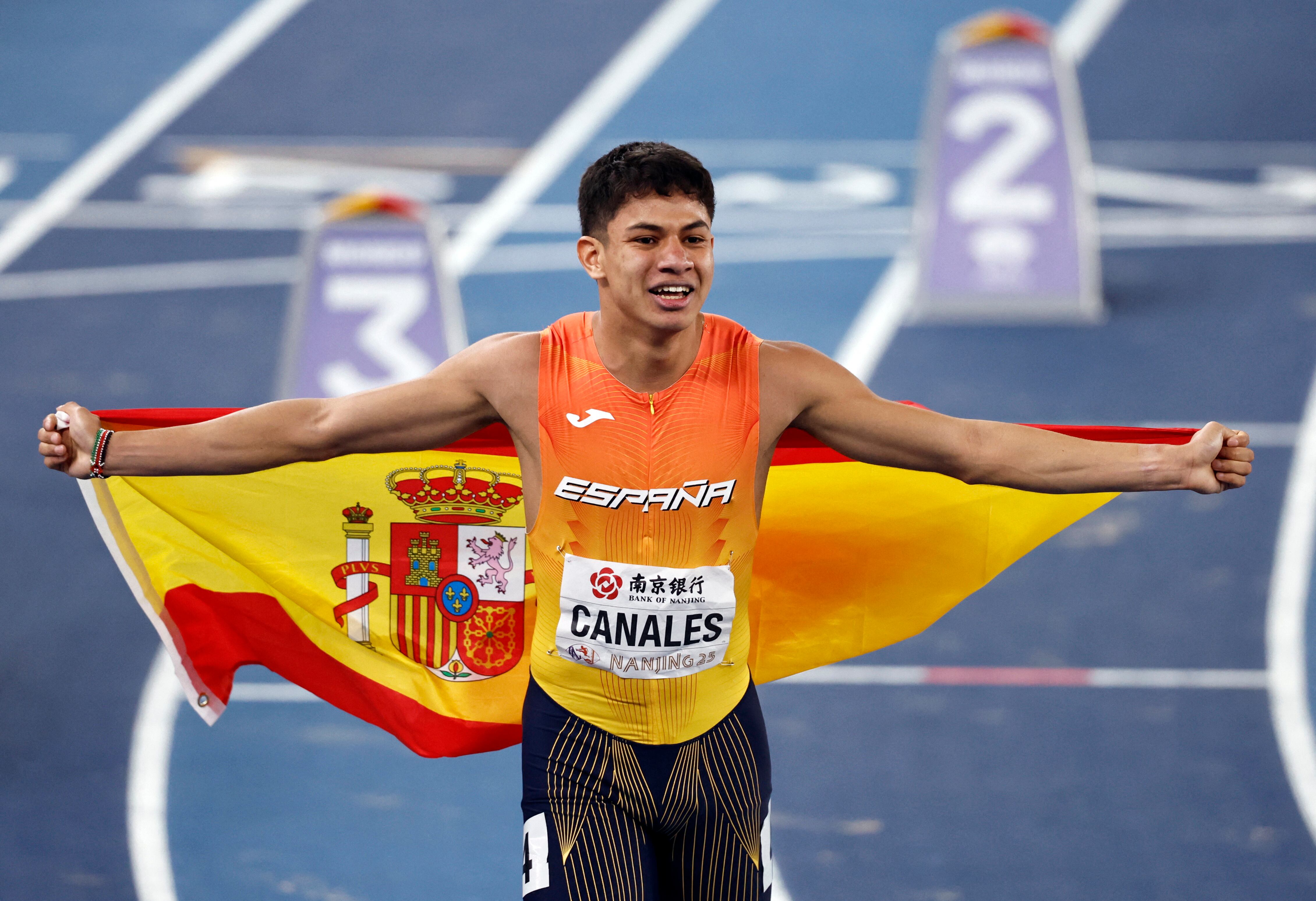 Josué Canales, tras ganar el bronce en el 800m del Mundial en pista cubierta en Nanjing (China).