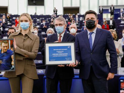 Desde la izquierda, la hija de Alexéi Navalni, Daria, con el presidente de la Eurocámara, David Sassoli, y el jefe de gabinete del activista ruso, Leonid Volkov, este miércoles en el Parlamento Europeo.