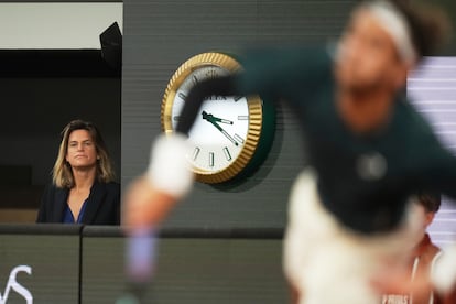 La directora del torneo, Amélie Mauresmo, observa el partido de semifinales Roland Garros, este viernes.