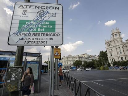 Cartel vertical de restricción de tráfico para Madrid Central instalado ya en la plaza de Cibeles.