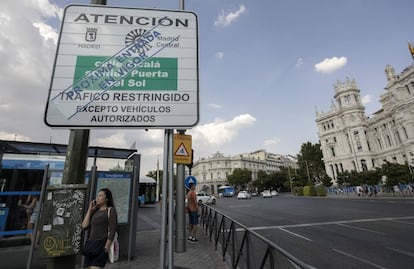 Cartel vertical de restricción de tráfico para Madrid Central instalado ya en la plaza de Cibeles.