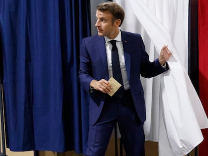 Emmanuel Macron, el domingo, en el colegio electoral al que acudió a votar en París.