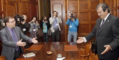 Francisco Álvarez-Cascos, antes de la reunión de hoy con el coordinador general de IU en el Principado, Jesús Iglesias,