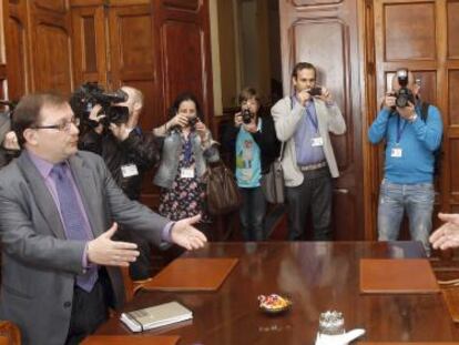 Francisco Álvarez-Cascos, antes de la reunión de hoy con el coordinador general de IU en el Principado, Jesús Iglesias,