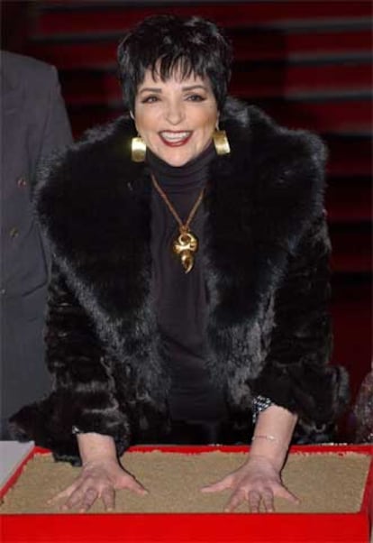 Liza Minnelli plasma sus huellas en arcilla en el <i>Berliner Pflaster</i> de la plaza Friedrichstadt de Berlín el pasado sábado.