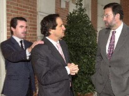 De izquierda a derecha: José María Aznar y los ministros de la Presidencia, Juan José Lucas, y de Interior, Mariano Rajoy.